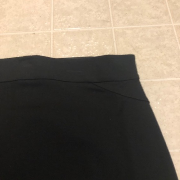 Ann Taylor Classic black skirt, size 6, stretchy - Picture 4 of 5